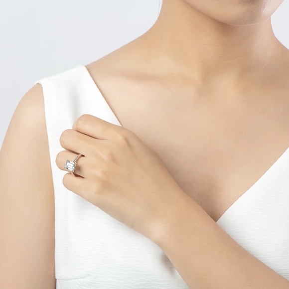 Emerald cut Solitaire engagement ring - Picture 4 of 7